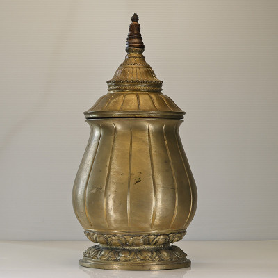 编号：50 龙婆宏圣药师佛圣水容器，佛历2549，高度32厘米