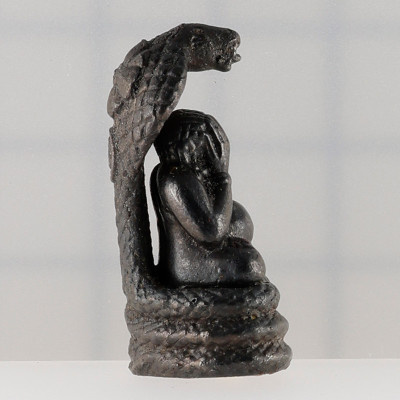 金码编号：28 帕必达小金身，佛历2546，阿赞坤潘加持 LekNamPee 2.8cm G-Pra 证书