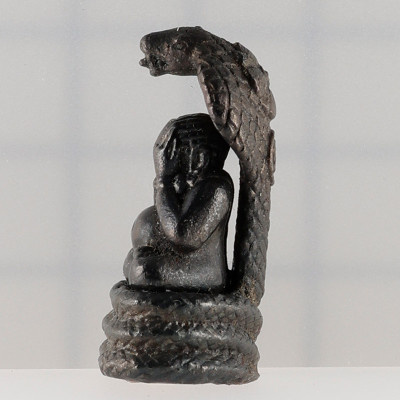 金码编号：28 帕必达小金身，佛历2546，阿赞坤潘加持 LekNamPee 2.8cm G-Pra 证书